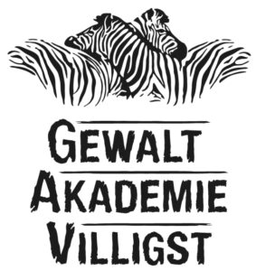 Logo der Gewalt Akademie Villigst: Drei Zebras mit eng aneinanderliegenden Köpfen, deren Streifen sich grafisch ineinanderfügen. Unter dem Bild stehen in schwarzer, markanter Schrift die Worte ‚Gewalt Akademie Villigst‘, jeweils mit horizontaler Linie darüber und darunter.
