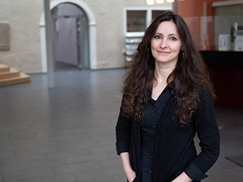 Ein Foto von Astrid Fliedner im Foyer von Haus Villigst.