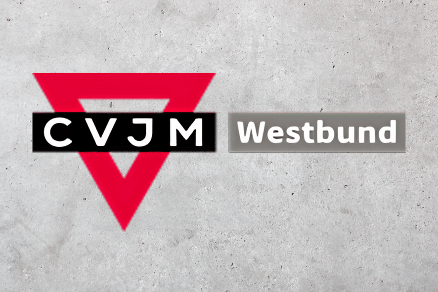 Logo des CVJM Westbund mit rotem Dreieck und Schriftzug „CVJM Westbund“ vor grauem Betonhintergrund.