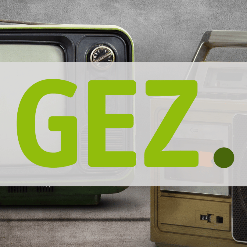 Retro-Fernseher und Radio mit großem grünen Schriftzug „GEZ.“ im Vordergrund.