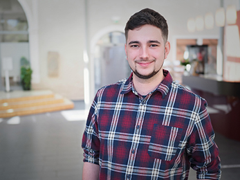 Ein Foto von Hendrik Günther im Foyer von Haus Villigst.
