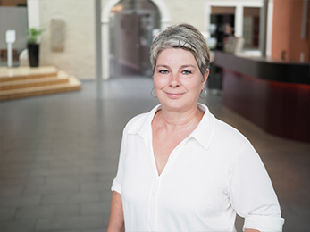 Ein Foto von Iris Endlicher im Foyer von Haus Villigst.