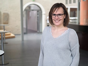 Ein Foto von Mirjam Kirsch im Foyer von Haus Villigst.