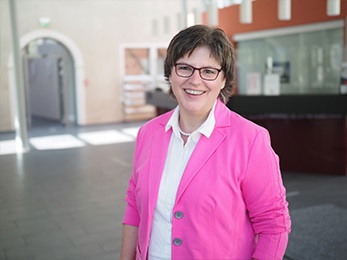 Ein Foto von Ute Gerdom im Foyer von Haus Villigst.