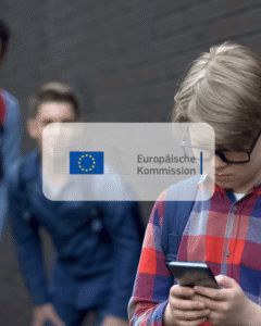 Im Hintergrund steht ein Junge, der traurig auf sein Handy schaut, während zwei weitere Jungen ihn auslachen. Im Vordergrund ist das Logo der Europäischen Kommission.