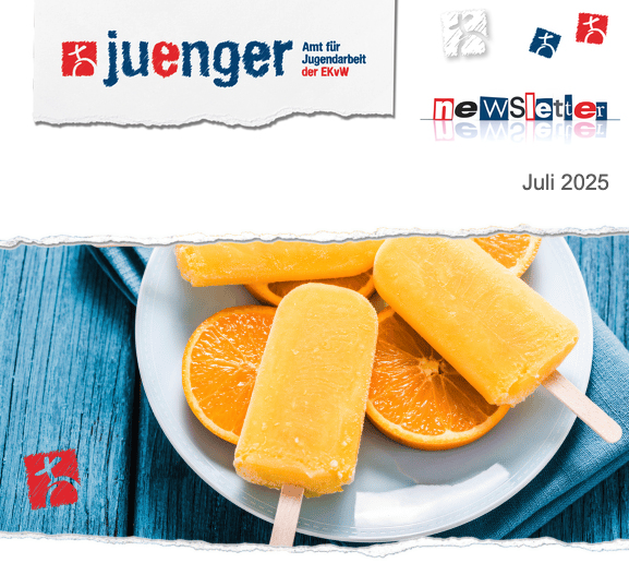 Titelgrafik des juenger-Newsletters Juli 2025 mit orangenen Eis am Stiel und frischen Orangenscheiben auf einem Teller.