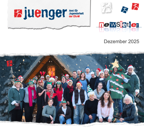 juenger newsletter Dezember 2025: Gruppenfoto in Weihnachtskostuemen vor Huette, eine Person als Weihnachtsbaum verkleidet.