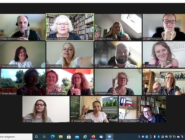 Foto (Quelle: AfJ) Das sind die neu qualifizierten Trauma Expertinnen und –Experten. Hier mit ihrer Kursleiterin Sabine Haupt-Scherer (oben, 2.von links)