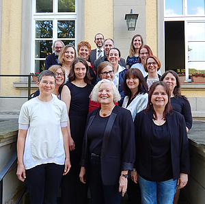 Foto (Quelle: AfJ) Die Arbeit hat sich gelohnt! Kompetente Unterstützung für Kinder und Jugendliche mit nachhaltigen Belastungssituationen – das sind sie jetzt, die neu qualifizierten Trauma Expertinnen und –Experten. Hier mit ihrer Kursleiterin Sabine Haupt-Scherer (vorne, Mitte).