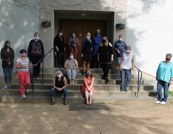 Foto (Quelle: AfJ) Das sind die neu qualifizierten Trauma Expertinnen und –Experten. Hier mit ihrer Kursleiterin Sabine Haupt-Scherer (vorne, Mitte).