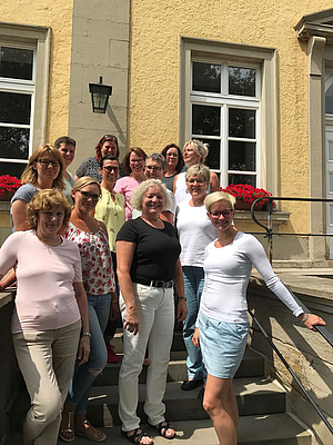 Auf dem Foto ist mittig Pfr.in Sabine Haupt-Scherer zu sehen