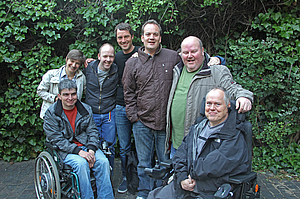 Gruppenbild mit heiterer Stimmung zeigt einige der Mitglieder des Stammtisches.