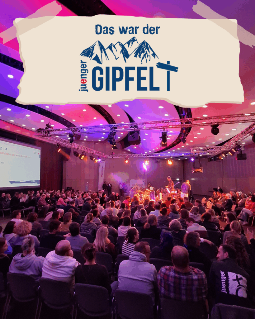 Voller Saal beim juengerGIPFEL: Publikum blickt auf Bühne mit Lichtshow und Technikrigg.