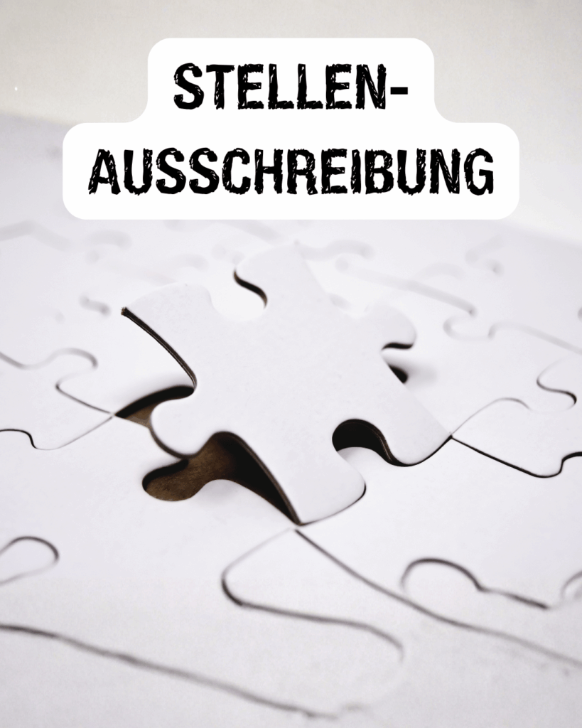 Puzzle mit fehlendem Teil, mit weißem Balken und dem fett gedruckten Schriftzug ‚Stellenausschreibung (KI)