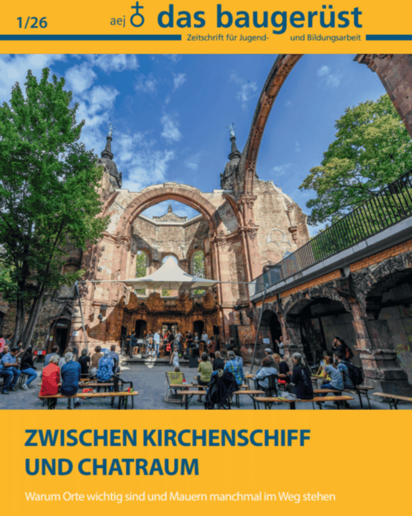 Open‑Air‑Veranstaltung in den Ruinen einer historischen Kirche mit Publikum und Bühne unter freiem Himmel