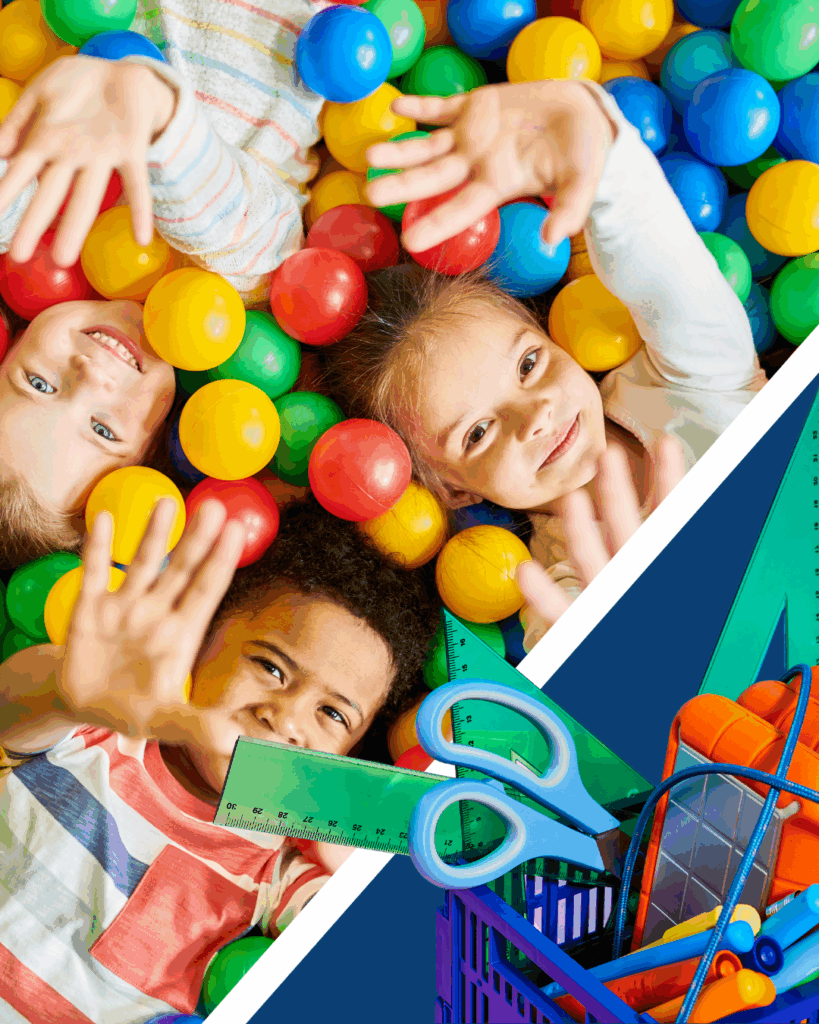 Drei Kinder liegen in bunten Spielbällen und greifen fröhlich zur Kamera, daneben Schulmaterialien