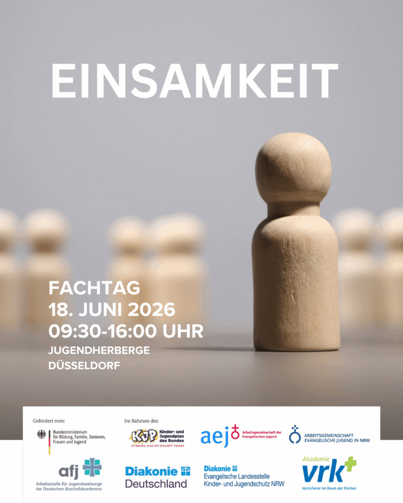 Holzfigur steht allein im Vordergrund, im Hintergrund weitere unscharfe Figuren, mit der Überschrift Einsamkeit und Informationen zum Fachtag am 18. Juni 2026 in Düsseldorf