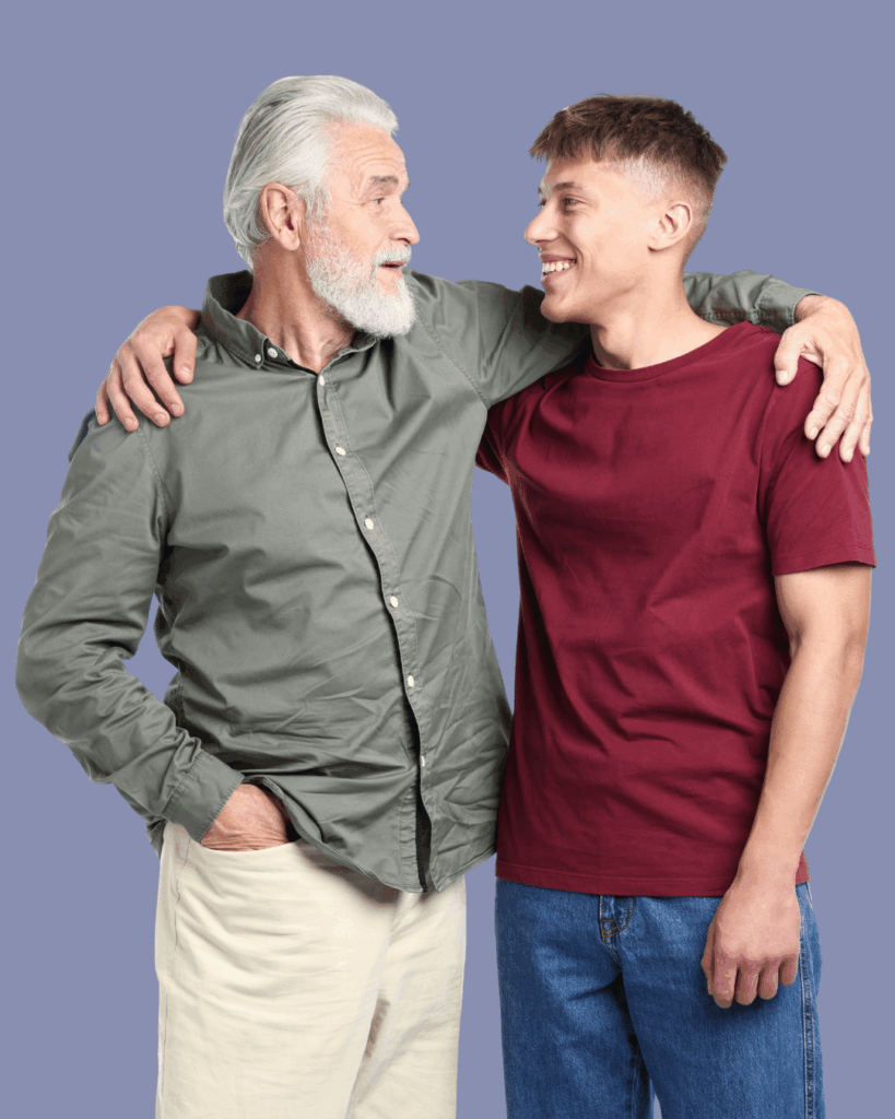 Zwei Personen unterschiedlicher Generationen stehen nebeneinander und legen sich gegenseitig den Arm um die Schulter vor einfarbigem Hintergrund.