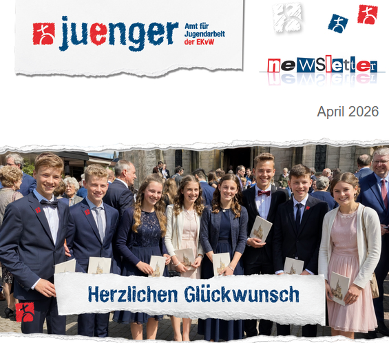 Gruppe von Jugendlichen vor einer Kirche mit Urkunden in den Händen beim Jugendgottesdienst – Glückwunschmotiv des Juenger-Newsletters April 2026, Amt für Jugendarbeit der EKvW