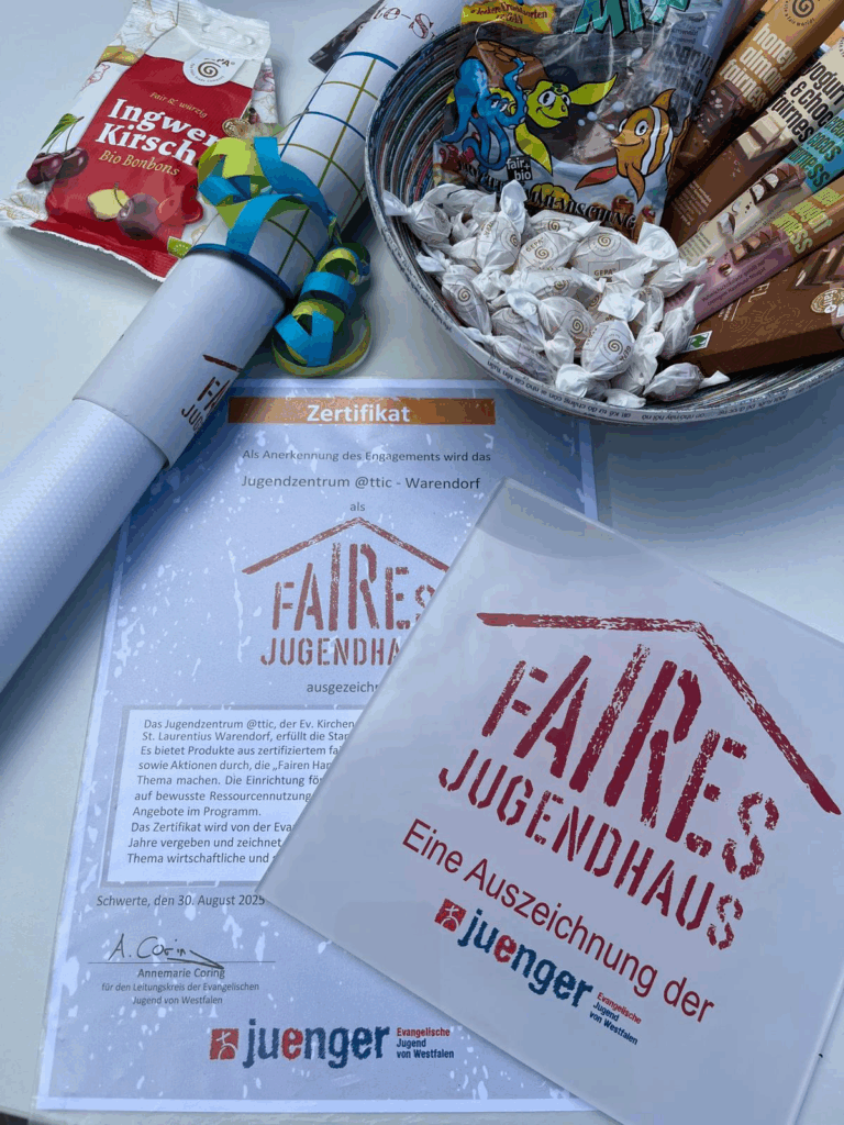 Zertifikat „Faires Jugendhaus“ mit Süßigkeitenkorb und Unterlagen zur Auszeichnung.
