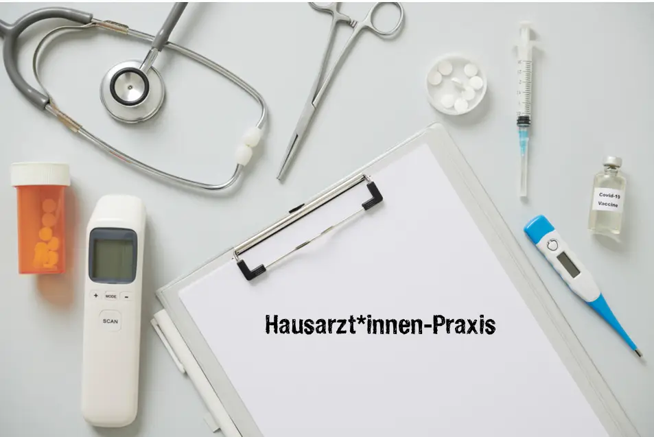 Medizinische Utensilien wie Stethoskop, Spritze, Thermometer und Tabletten liegen um ein Klemmbrett mit der Aufschrift „Hausarzt*innen-Praxis“.