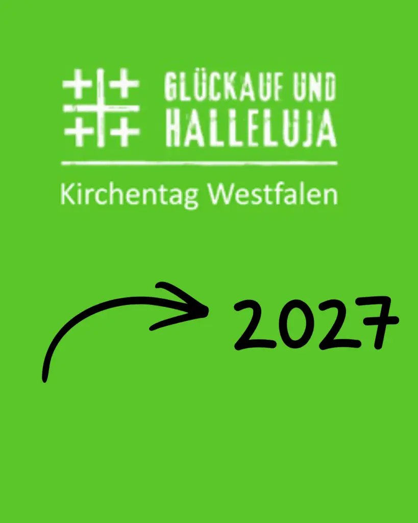 Grünes Plakat „Kirchentag Westfalen 2027“ mit Schriftzug „Glück auf und Halleluja“ sowie Pfeil auf das Jahr 2027.