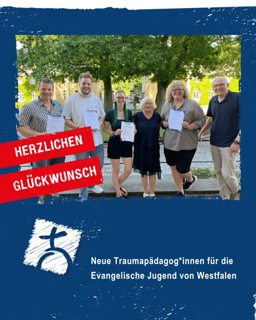 Sechs Personen stehen bei sonnigem Wetter vor Bäumen und einem hellen Gebäude. Vier Personen halten Zertifikate in den Händen. Auf roten Stempelflächen steht „Herzlichen Glückwunsch“. Darunter steht: „Neue Traumapädagog*innen für die Evangelische Jugend von Westfalen“.