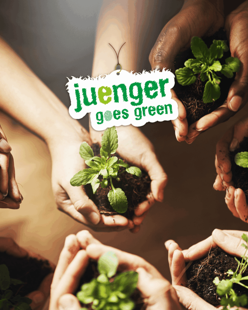 Mehrere Hände halten kleine Pflanzen mit Erde, Symbol für Nachhaltigkeit und Umweltschutz im Projekt „juenger goes green“