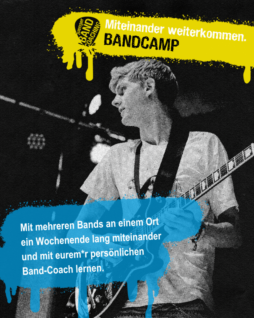 Grafische Veranstaltungsgrafik im schwarz-weißen Punk-Design mit gelbem und blauem Farbklecks. Zu sehen ist eine Person mit Gitarre vor einem Mikrofon. Der Text bewirbt das „juenger BANDCOACHING BANDCAMP“ unter dem Motto „Miteinander weiterkommen“.