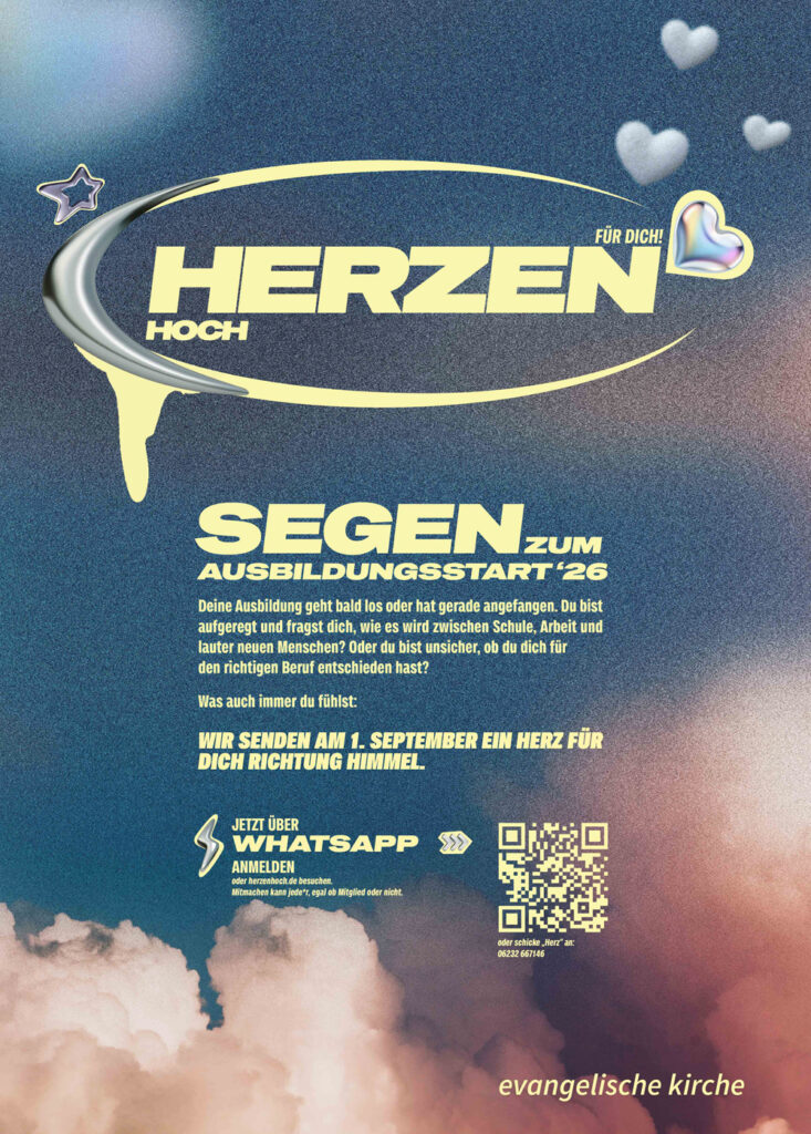Plakat zur Aktion „Herzen hoch – für dich! Segen zum Ausbildungsstart ’26“. Vor einem wolkigen, blau-rosa Himmel mit Herzen und grafischen Elementen wird jungen Menschen zum Ausbildungsstart ein Segen angeboten. Die Anmeldung erfolgt per WhatsApp oder QR-Code.