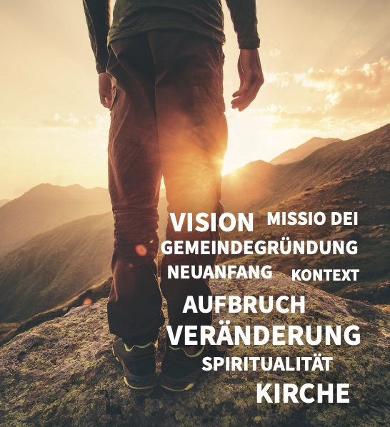 Eine Person steht auf einem felsigen Berggipfel und blickt in eine von der tief stehenden Sonne beleuchtete Berglandschaft. Über dem unteren Bildbereich stehen die Begriffe „Vision“, „Missio Dei“, „Gemeindegründung“, „Neuanfang“, „Kontext“, „Aufbruch“, „Veränderung“, „Spiritualität“ und „Kirche“.