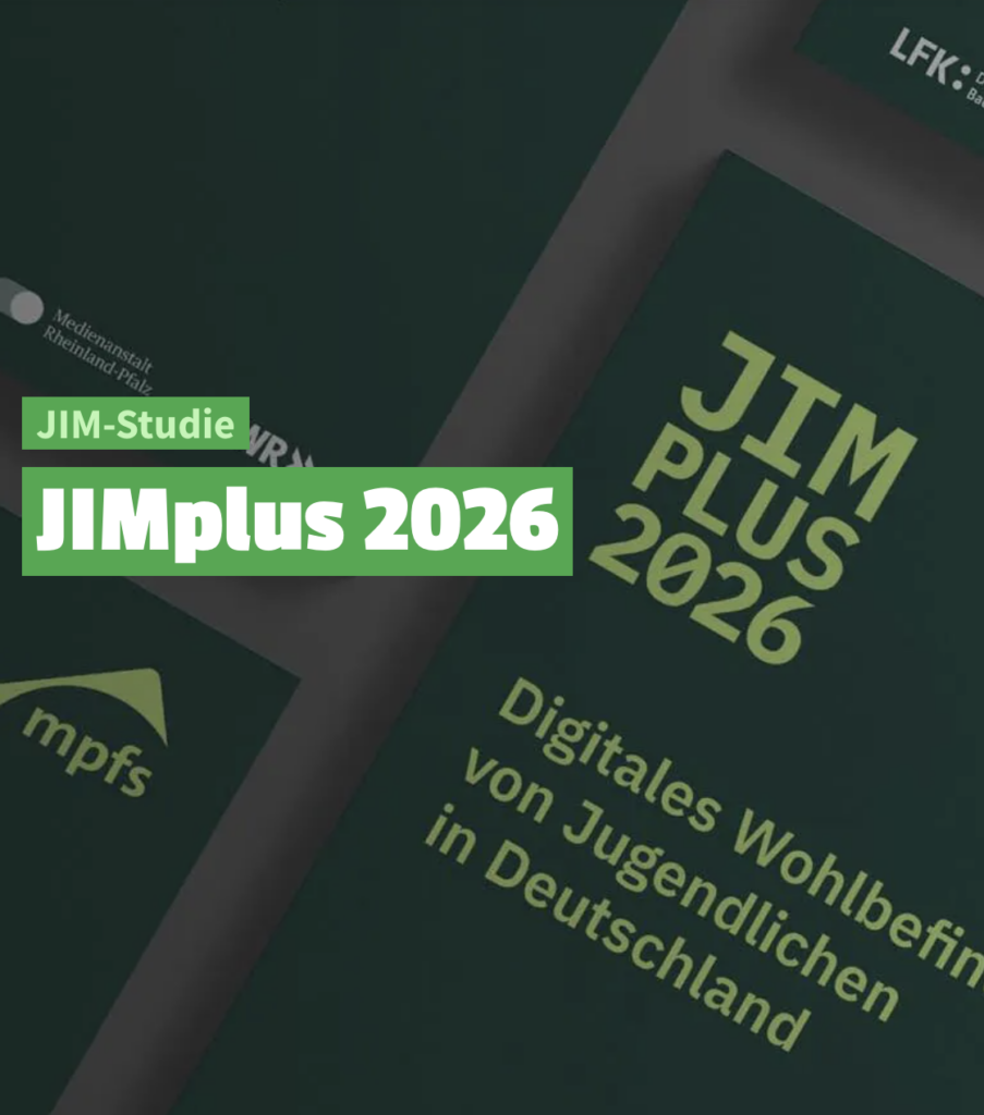 Grafik zur JIMplus-Studie 2026. Im Hintergrund liegen dunkelgrüne Studienbroschüren mit der Aufschrift „JIMplus 2026 – Digitales Wohlbefinden von Jugendlichen in Deutschland“. Im Vordergrund steht in weißen Buchstaben auf grünen Flächen „JIM-Studie – JIMplus 2026“.