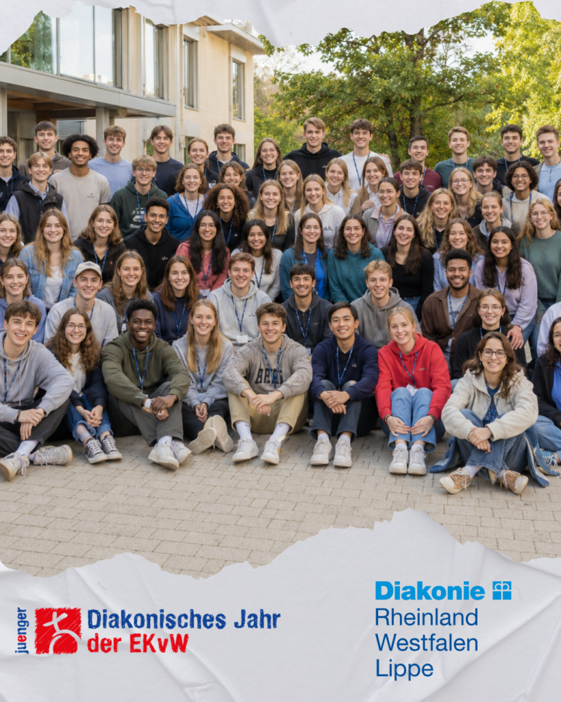 Großes Gruppenfoto mit vielen jungen Freiwilligen vor einem Gebäude im Grünen. Das Bild ist von einer weißen Papier-Collage mit gerissenen Kanten eingerahmt. Unten stehen die Logos „Diakonisches Jahr der EKvW“ und „Diakonie Rheinland-Westfalen-Lippe“.