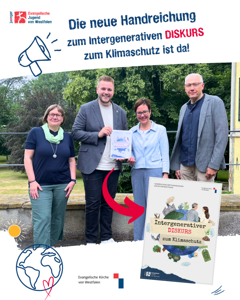 Vier Personen (von links: Ulrike Hermes, Jan Tomischat, Präses Adelheid Ruck-Schröder und Landesjugenpfarrer Christian Uhlstein) präsentieren die neue Handreichung „Intergenerativer Diskurs zum Klimaschutz“. Im Vordergrund ist das Titelblatt der Publikation abgebildet. Die Grafik weist auf den kostenlosen Download der Handreichung hin.