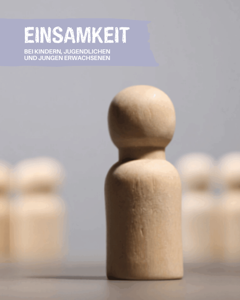 Holzfigur steht allein im Vordergrund, während mehrere unscharfe Figuren im Hintergrund gruppiert sind. Darüber steht: „Einsamkeit bei Kindern, Jugendlichen und jungen Erwachsenen“.