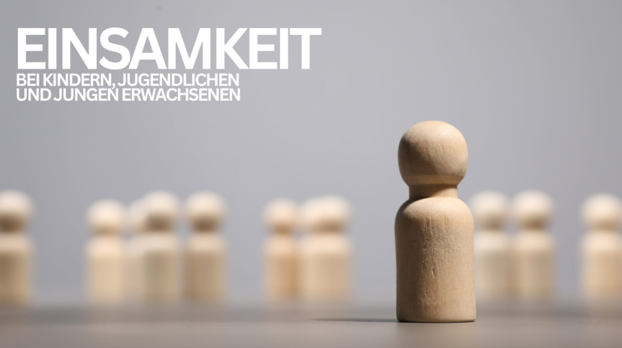 Holzfigur steht allein im Vordergrund, während mehrere unscharfe Figuren im Hintergrund gruppiert sind. Darüber steht: „Einsamkeit bei Kindern, Jugendlichen und jungen Erwachsenen“.