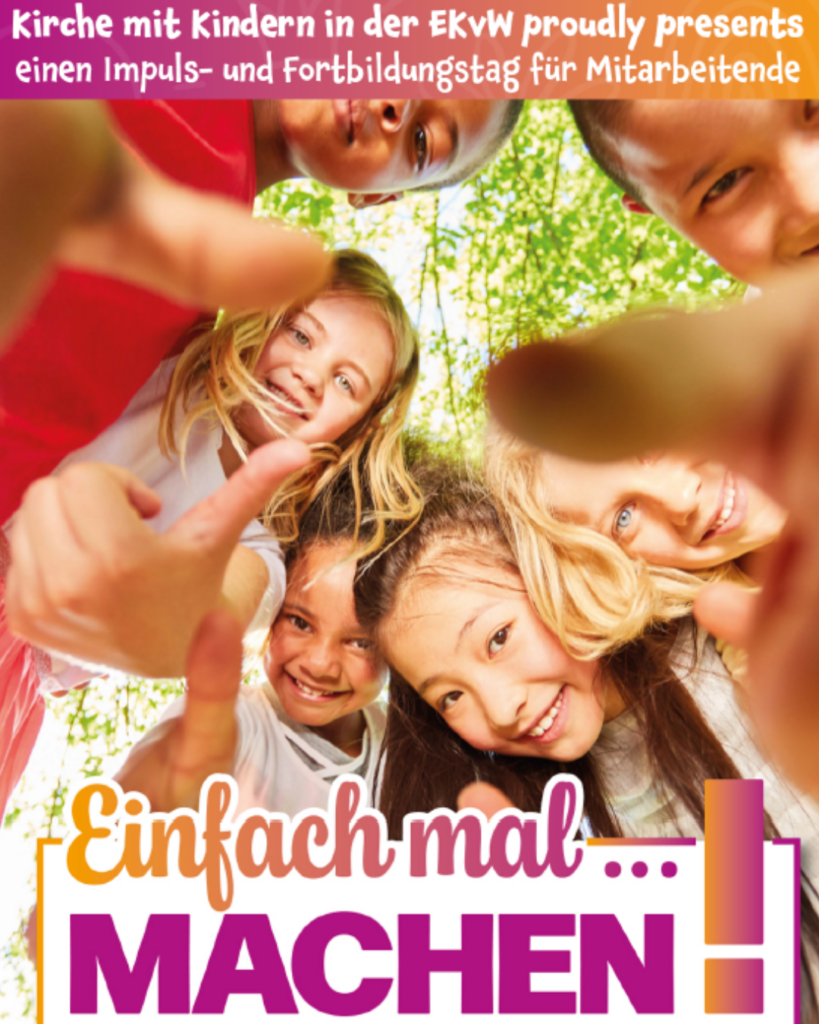 Kinder stehen gemeinsam im Kreis im Freien und blicken nach unten in die Kamera. Plakat zum Impuls- und Fortbildungstag „Einfach mal machen!“ von Kirche mit Kindern in der EkvW.