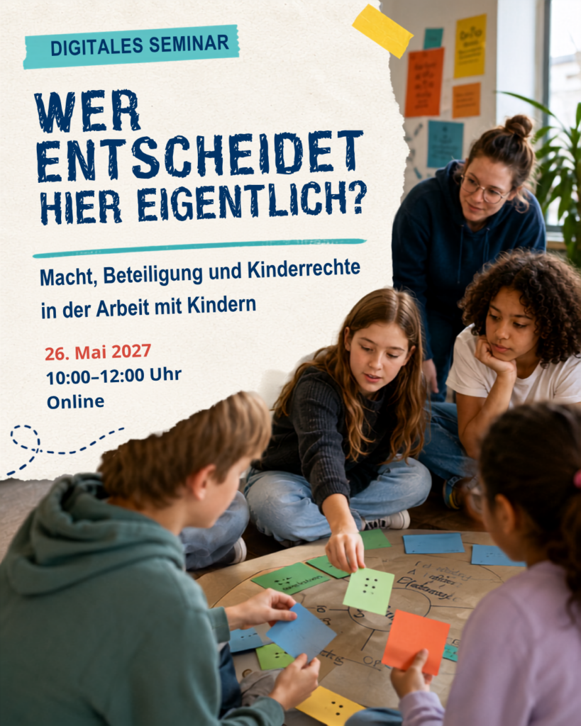 Kinder stimmen in einer Gruppe mit farbigen Karten ab; Ankündigung des Online-Seminars „Wer entscheidet hier eigentlich?“ am 26. Mai 2027.