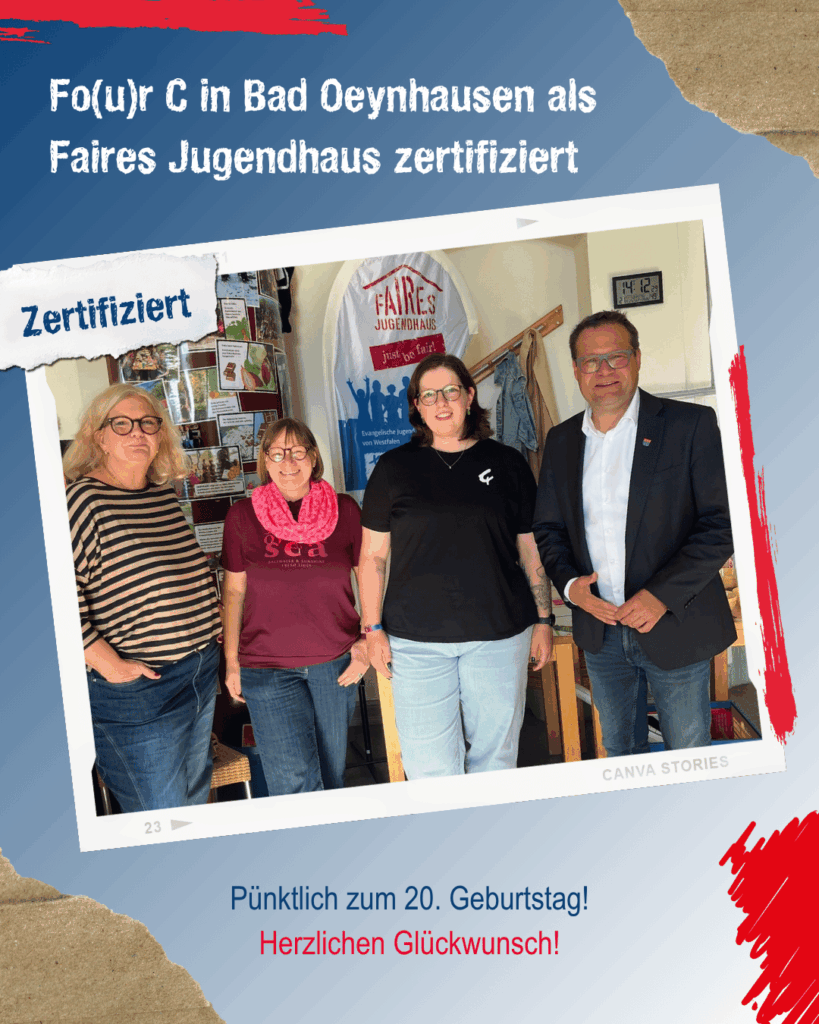 Vier Personen bei der Zertifizierung des Fo(u)r C in Bad Oeynhausen als Faires Jugendhaus.