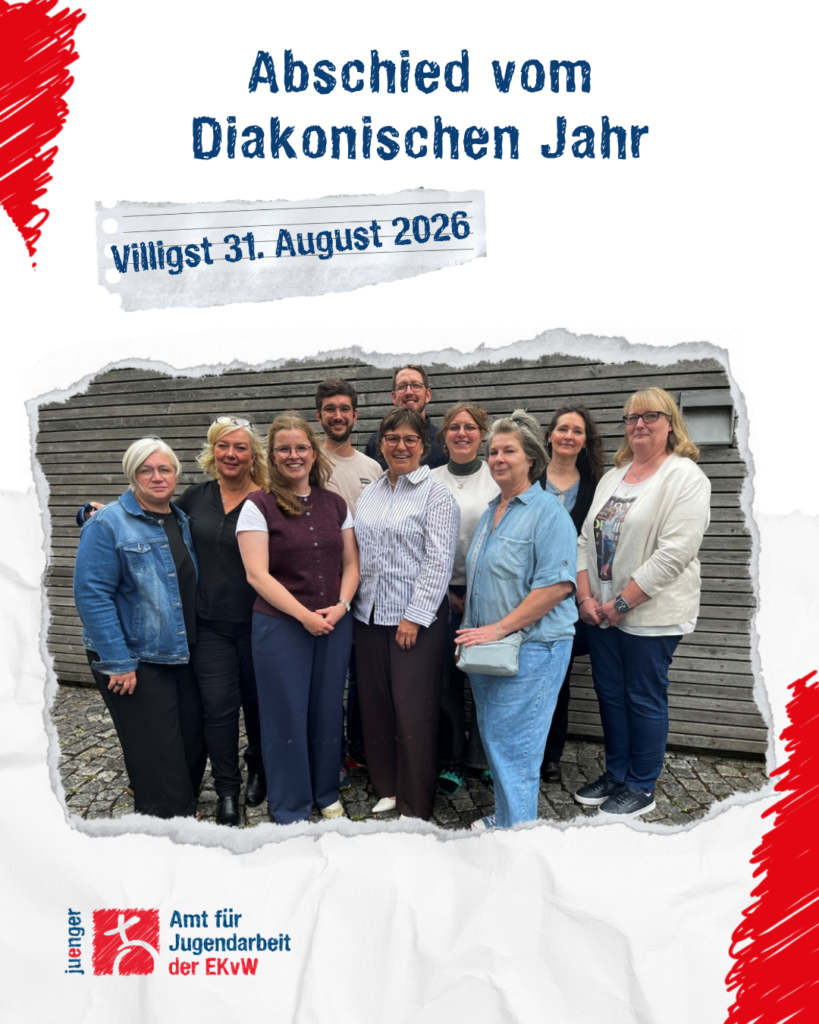 Gruppenfoto von Teilnehmenden des Diakonischen Jahres vor einem Holzgebäude. Ankündigung zur Verabschiedung des Jahrgangs mit dem Titel „Abschied vom Diakonischen Jahr“ am 31. August 2026 in Villigst.