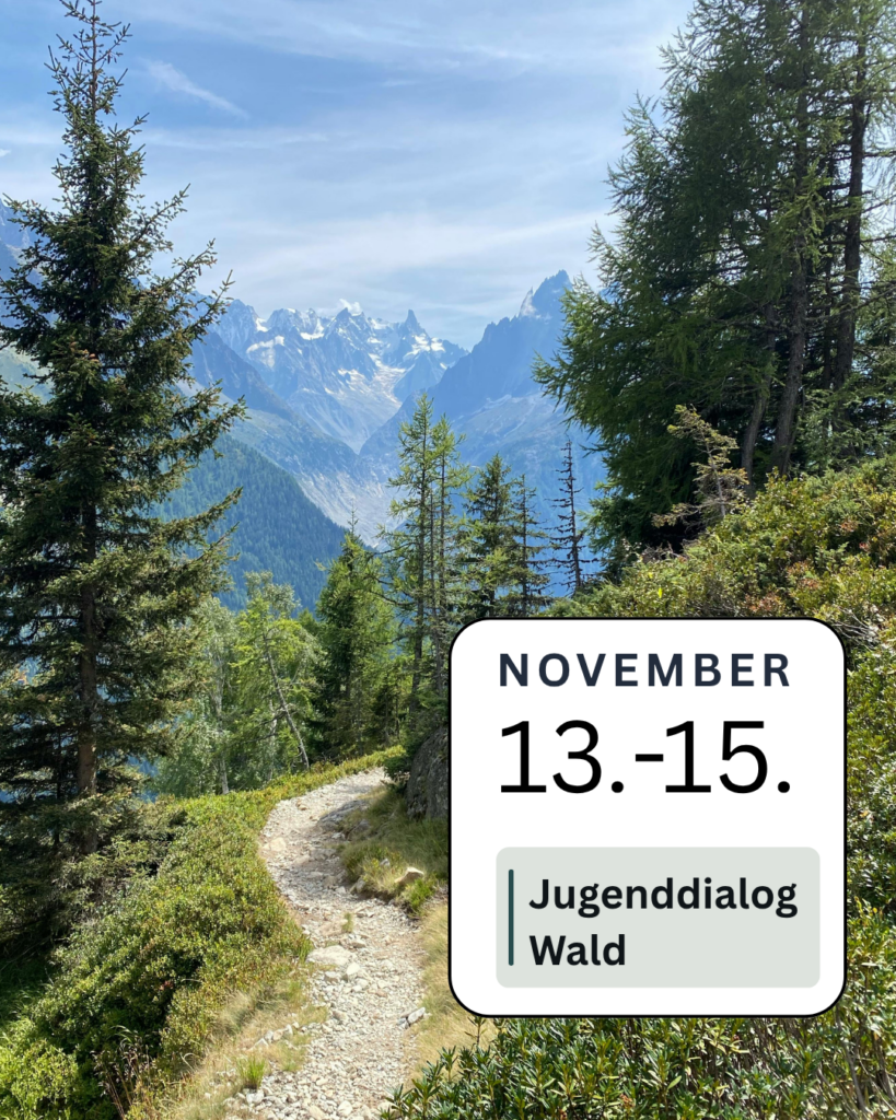 Berg- und Waldlandschaft mit Wanderweg sowie Hinweis auf den „Jugenddialog Wald“ vom 13. bis 15. November. Veranstaltung zu Wald, Nachhaltigkeit und Beteiligung junger Menschen.