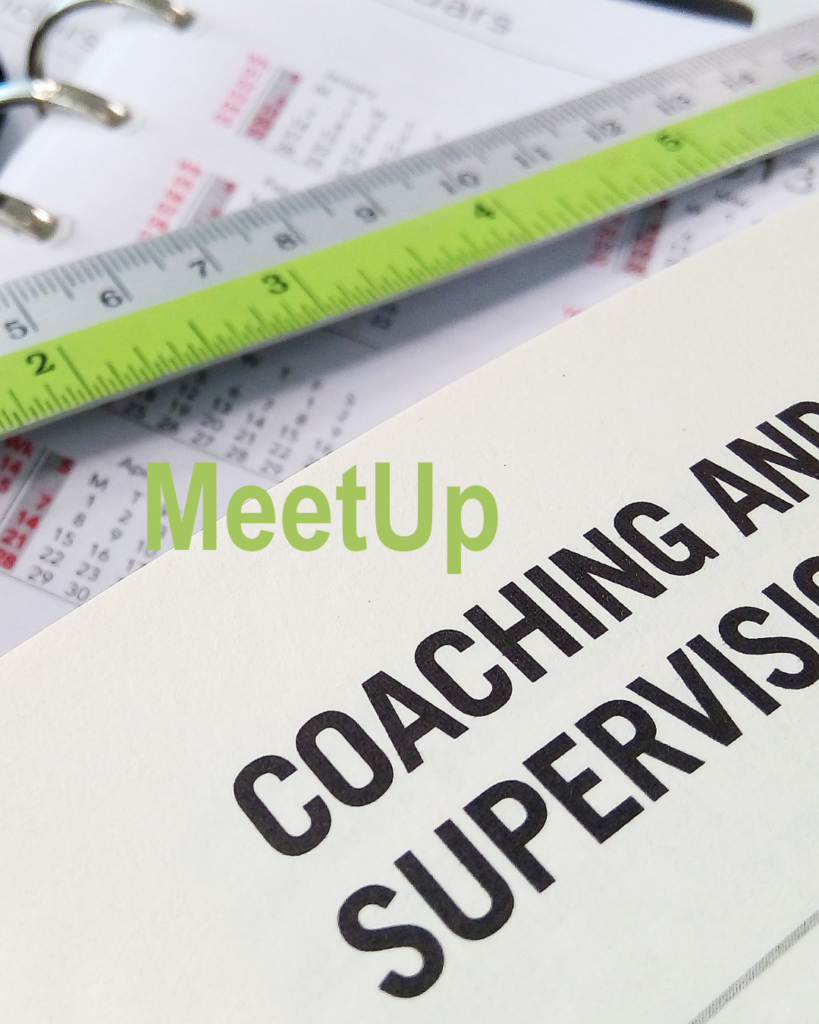 Unterlagen mit der Aufschrift „Coaching and Supervision“ sowie Kalender und Zollstock. Grafik für ein MeetUp zum Thema Coaching und Supervision für Ehrenamtliche